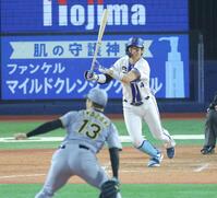 ８回、右前に同点打を放つ度会（撮影・西岡正）