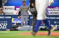 ８回、捕球した後に勢いでグランドに倒れ込む佐藤輝（撮影・堀内翔）