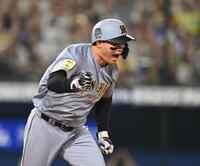 ９回、勝ち越しの２点適時打を放ちガッツポーズをする森下（撮影・堀内翔）