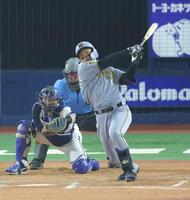 ９回、右翼へ勝ち越し打を放つ森下（撮影・西岡正）
