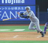 ９回、右翼へ勝ち越し打を放つ森下（撮影・西岡正）