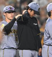 試合後、首を気にする高橋（撮影・堀内翔）