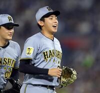 ７回、無失点に抑えベンチに戻る神宮（撮影・山口登）