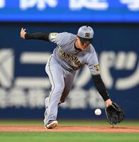 ６回、松尾の打球を捕る元山（撮影・堀内翔）