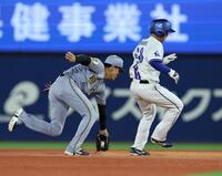 ６回、元山は松尾の打球を捕球し併殺を決める（撮影・山口登）