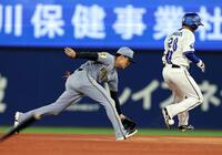 ６回、元山は松尾の打球を捕球し併殺を決める（撮影・山口登）