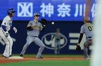 ６回、元山は松尾の打球を捕球し併殺を決める（撮影・山口登）