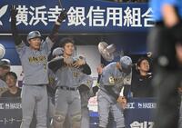 ９回、森下が決勝の２点適時打を放ちベンチで喜ぶ高橋（右端）ら阪神ナイン（撮影・堀内翔）