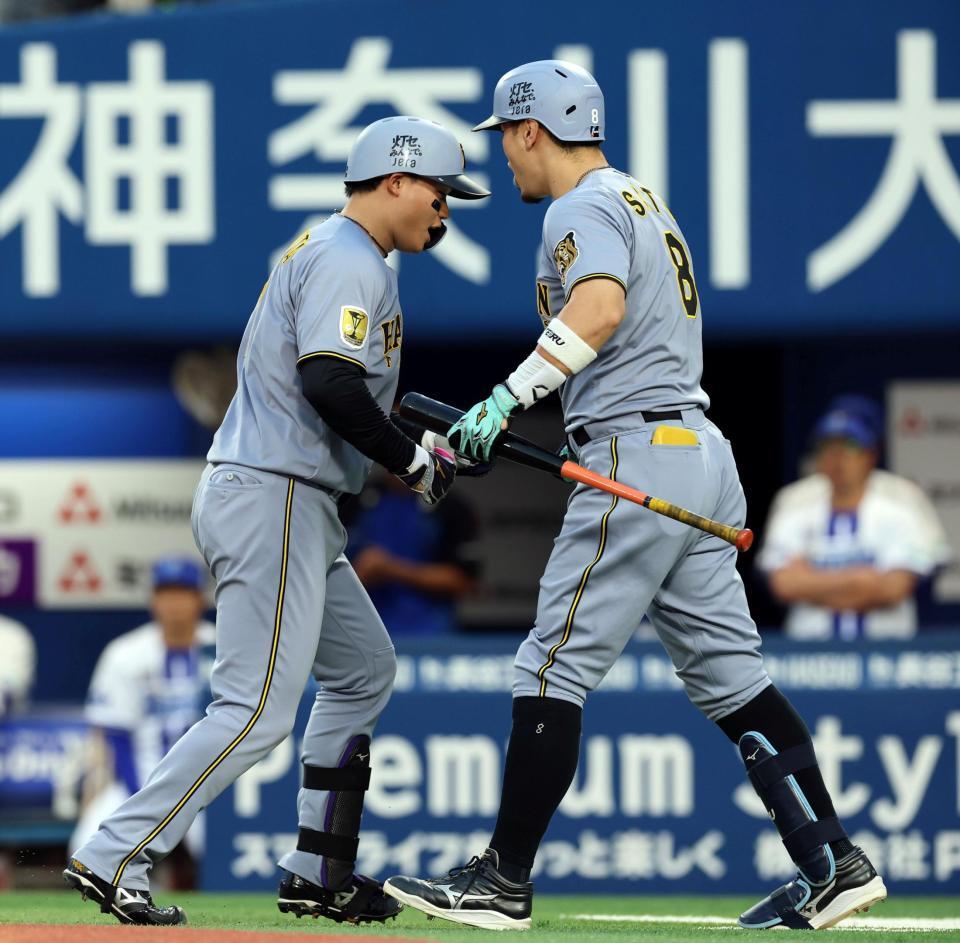 １回、先制ソロを放った森下は佐藤輝に迎えられる（撮影・山口登）