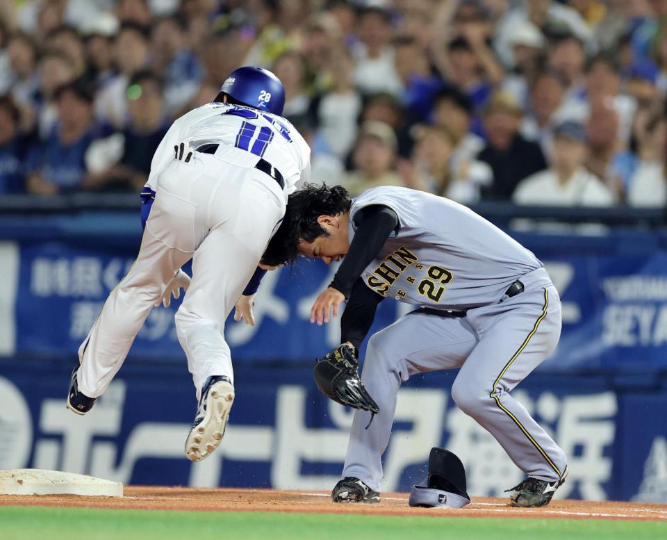 ４回、高橋は勝又と交錯し失点する（撮影・山口登）