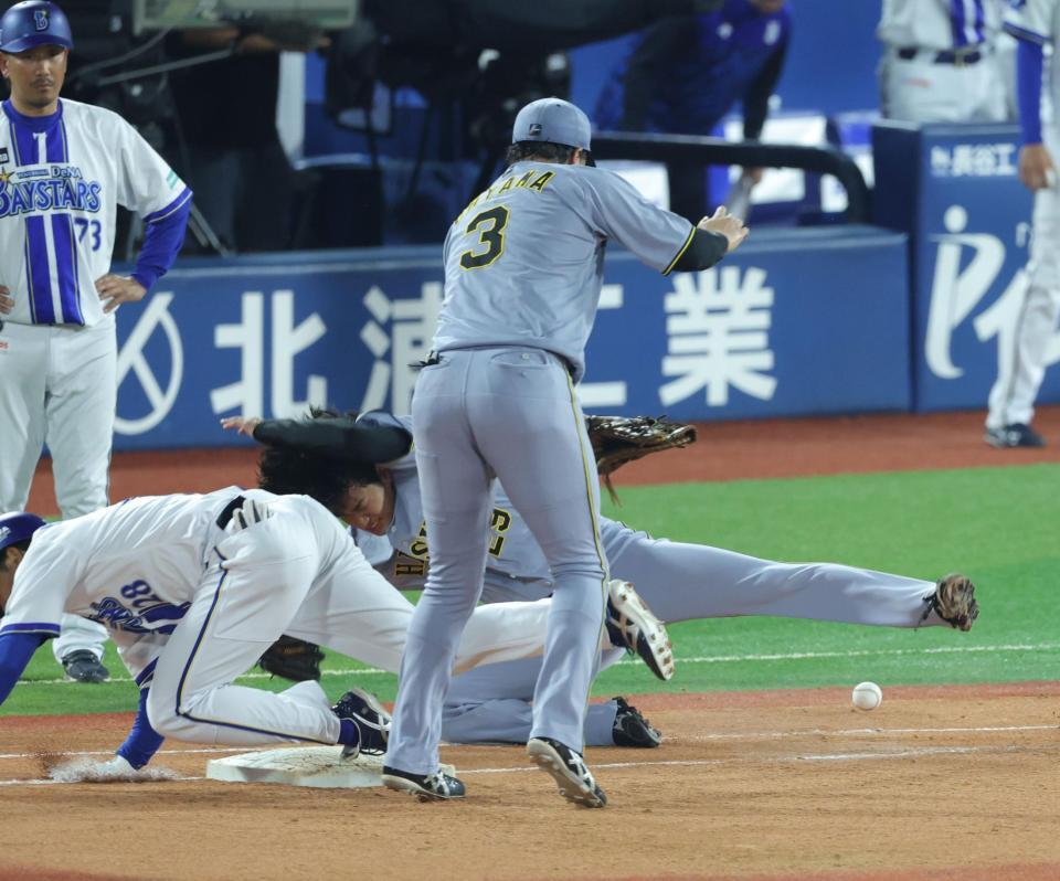 ４回、勝又の投ゴロで落としたボールを捕ろうとした高橋（左）と勝又が接触（撮影・西岡正）