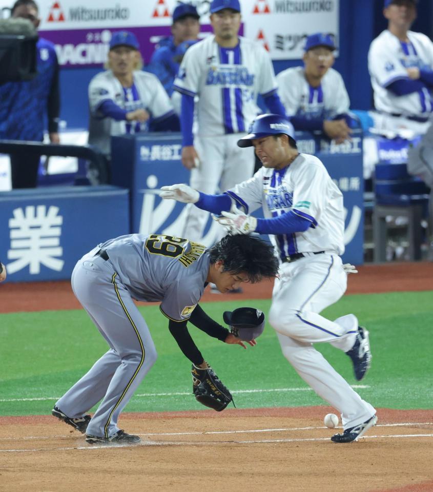 ４回、勝又の投ゴロで落としたボールを捕ろうとした高橋（左）と勝又が接触（撮影・西岡正）