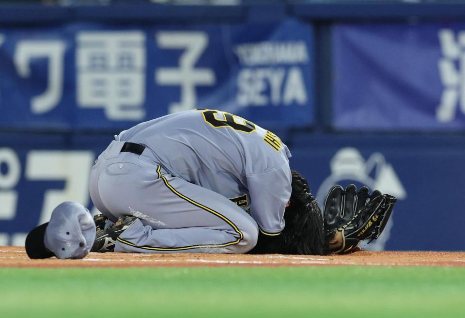 ４回、高橋は勝又と交錯しグラウンドにうずくまる（撮影・山口登）