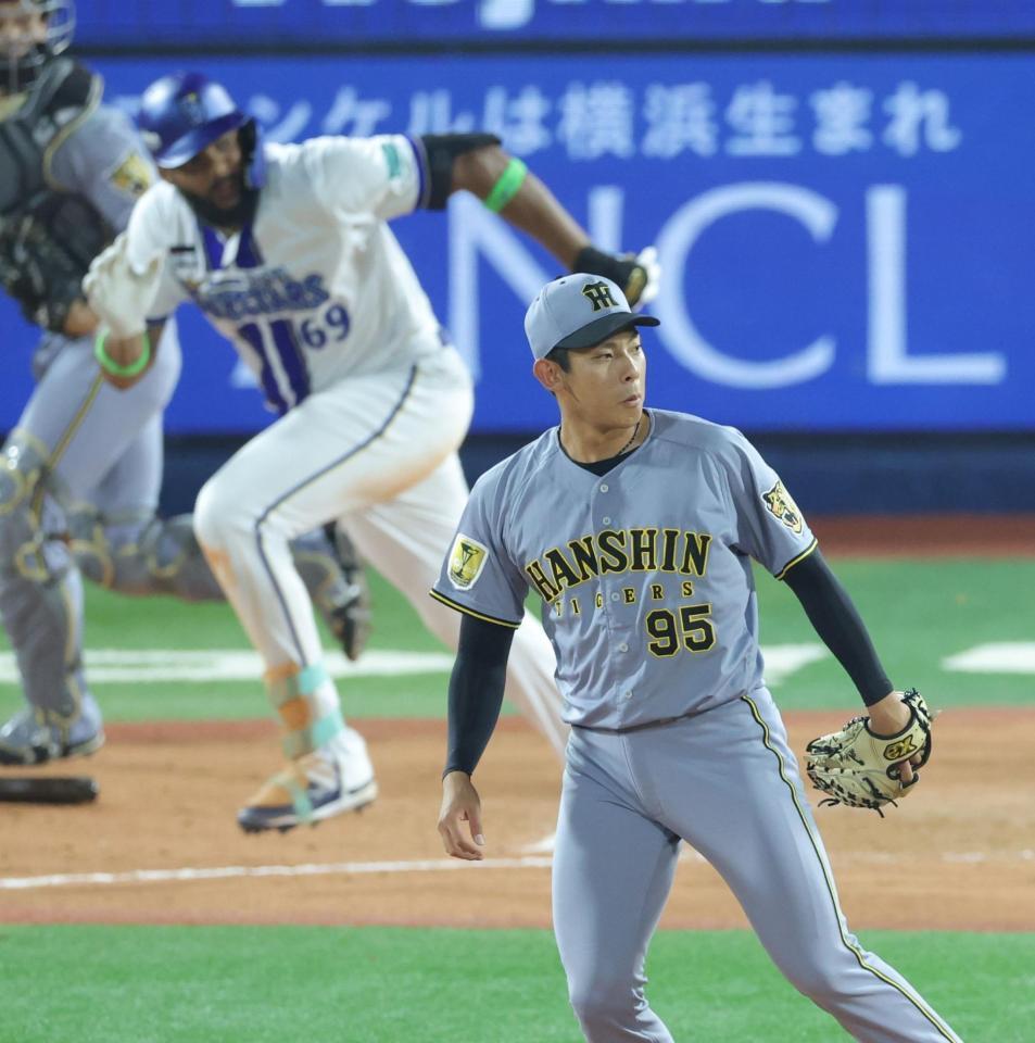 ８回、エンカーナシオンを三塁ゴロに打ち取る神宮（撮影・西岡正）