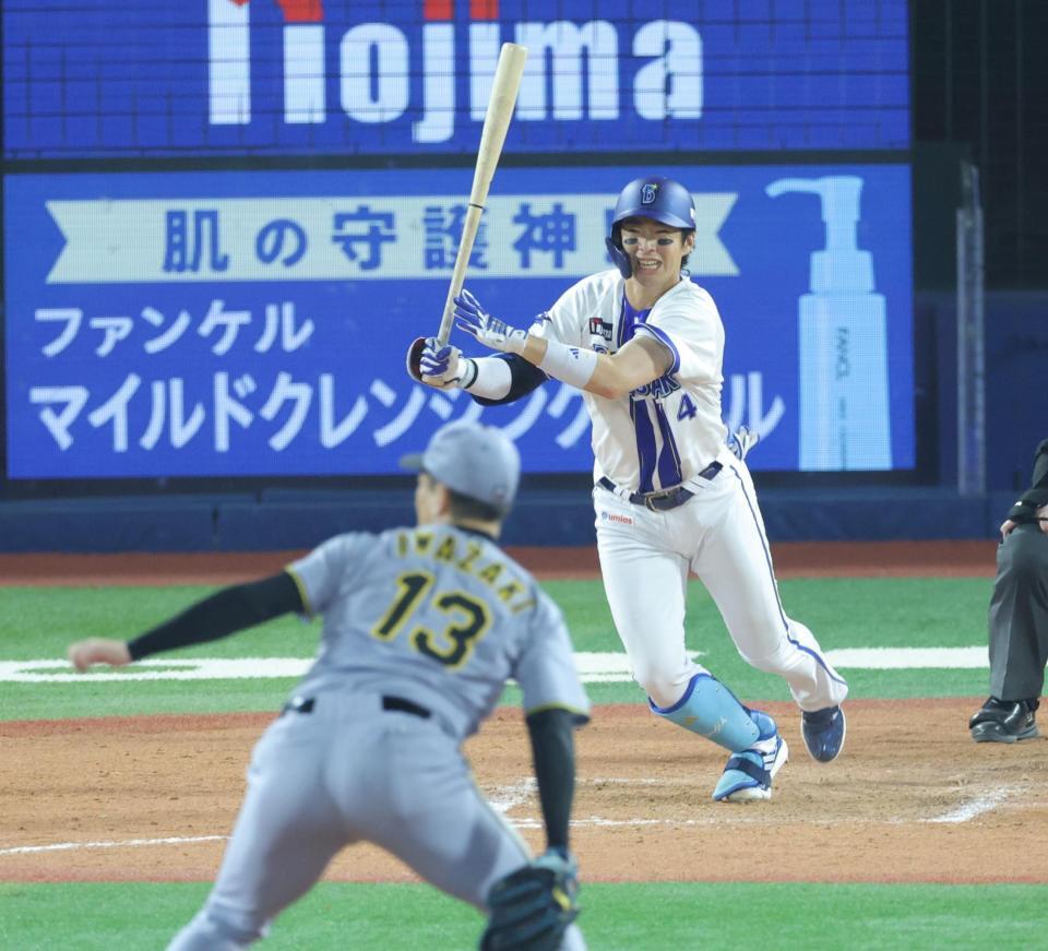 ８回、右前に同点打を放つ度会（撮影・西岡正）