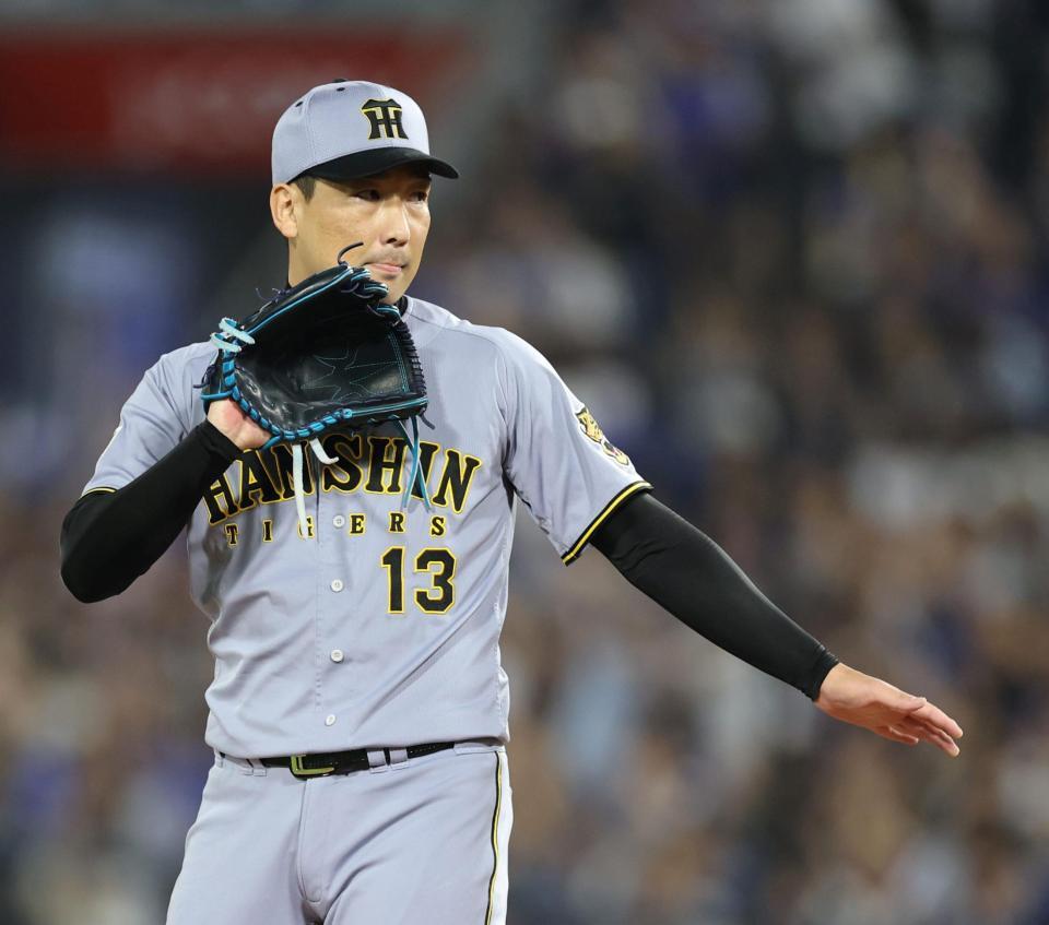 ８回、失点を許す岩崎（撮影・山口登）