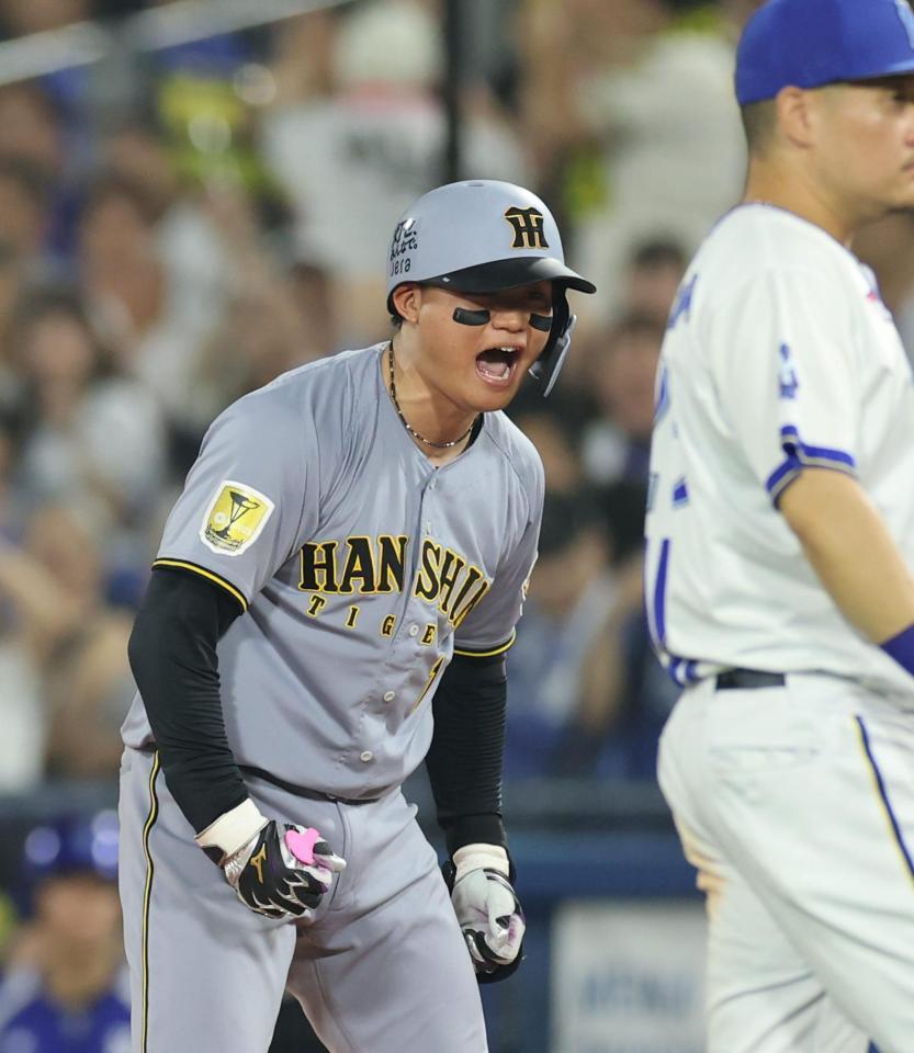 ９回、勝ち越し２点適時打を放つ雄たけびを上げる森下（撮影・山口登）