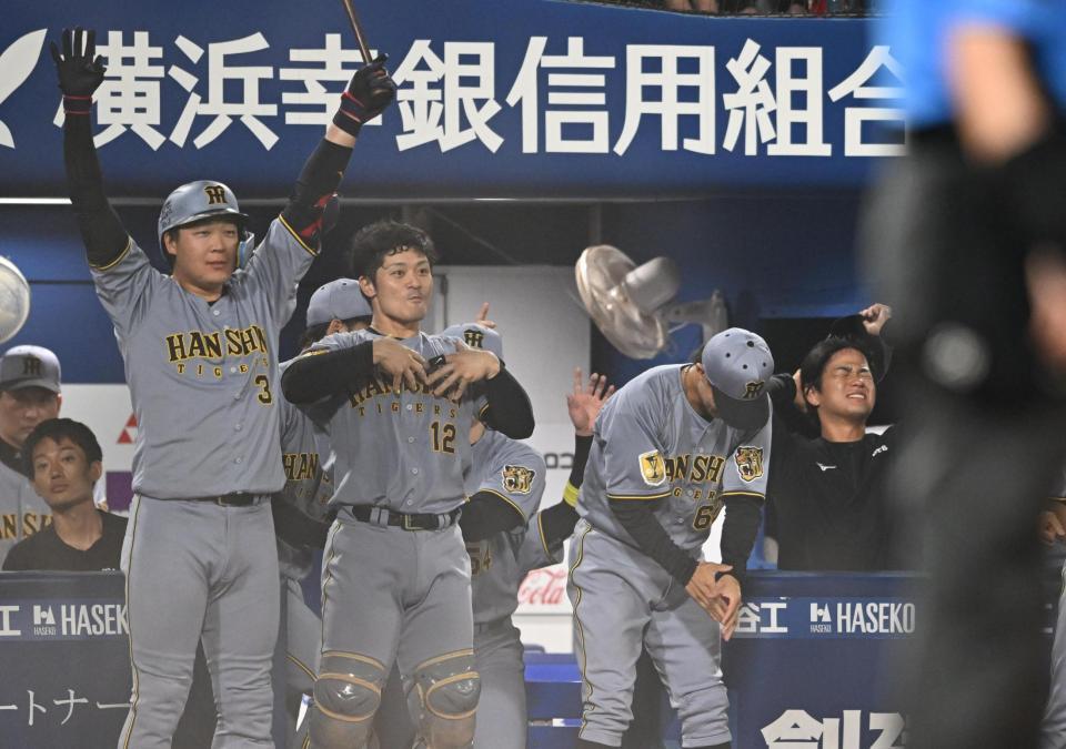９回、森下が決勝の２点適時打を放ちベンチで喜ぶ高橋（右端）ら阪神ナイン（撮影・堀内翔）