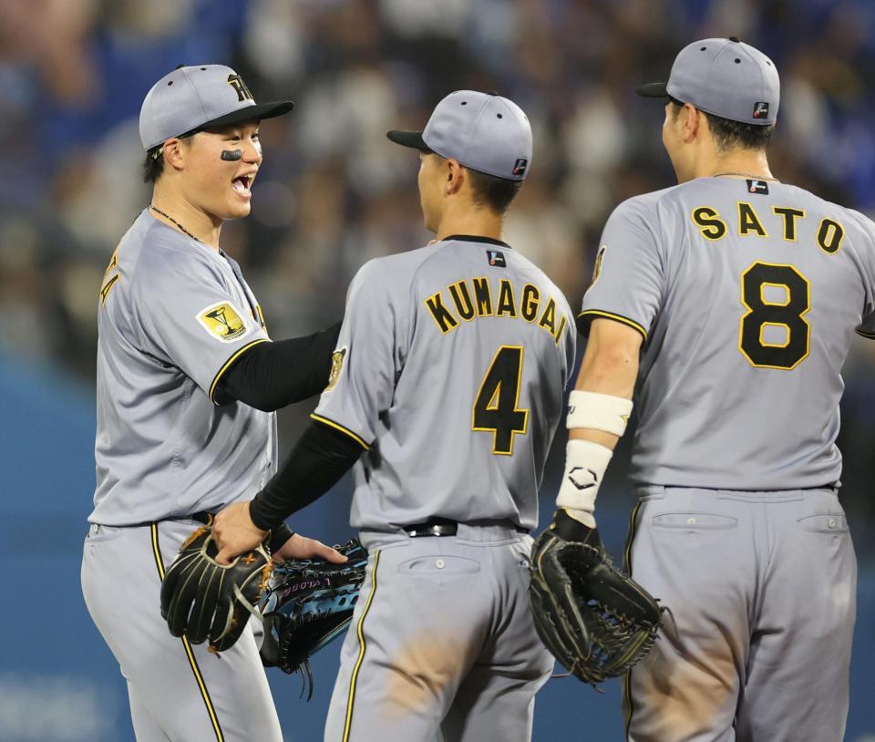 ＤｅＮＡに勝利し、森下（左）は佐藤輝らとタッチする（撮影・山口登）