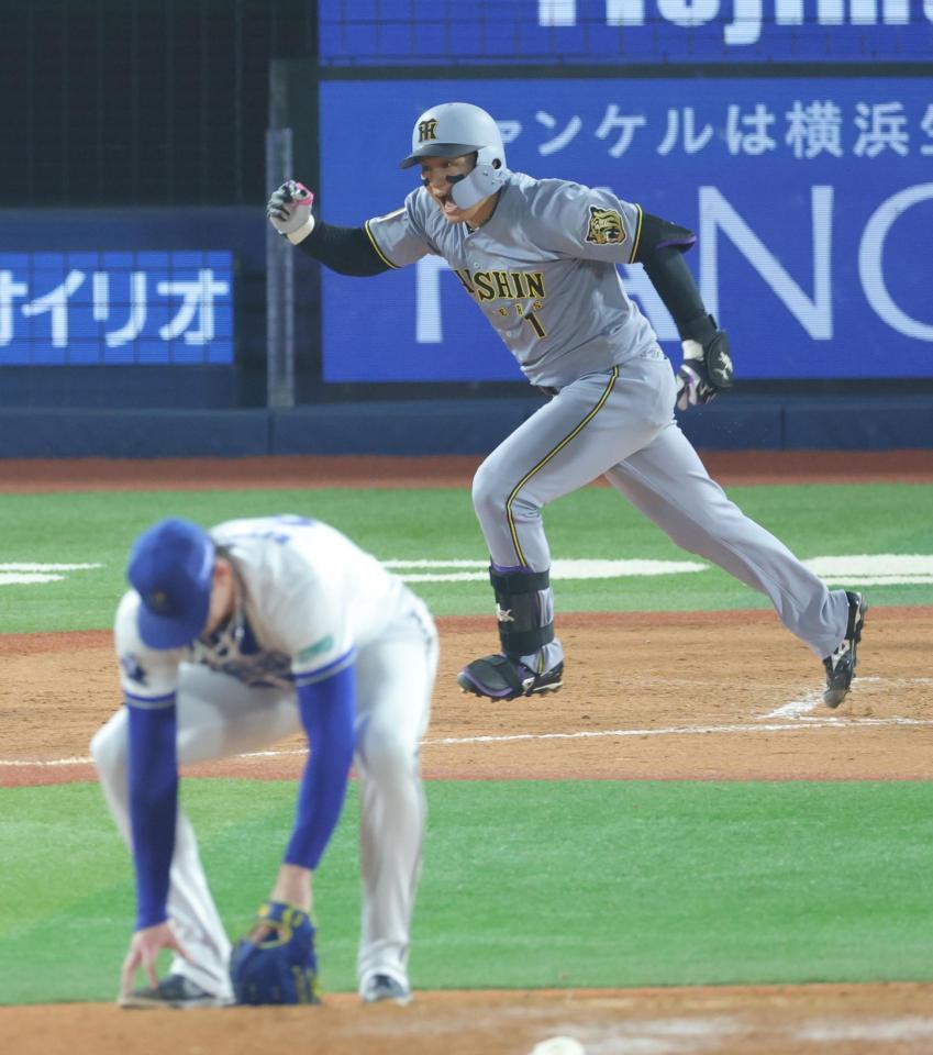 ９回、勝ち越し打を放ち、声を上げる森下（撮影・西岡正）