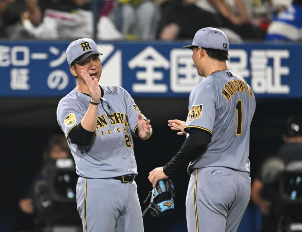 ９回、勝利して森下（右）とタッチを交わす藤川監督（撮影・堀内翔）