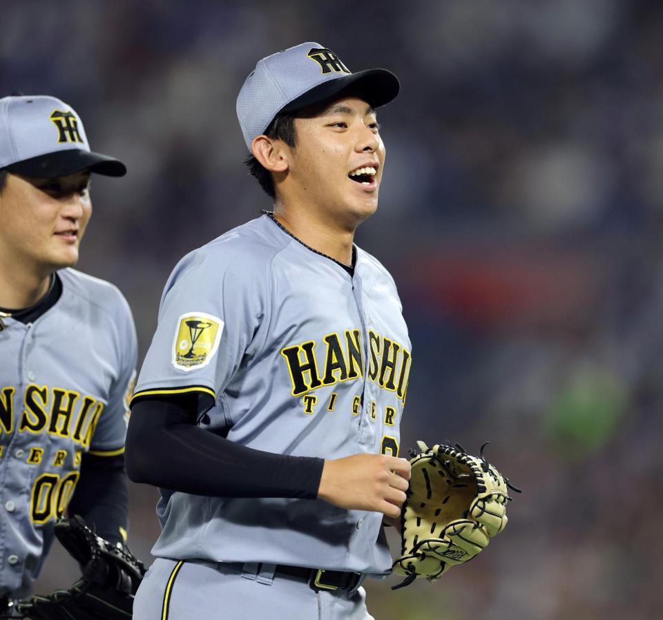 ７回、無失点に抑えベンチに戻る神宮（撮影・山口登）