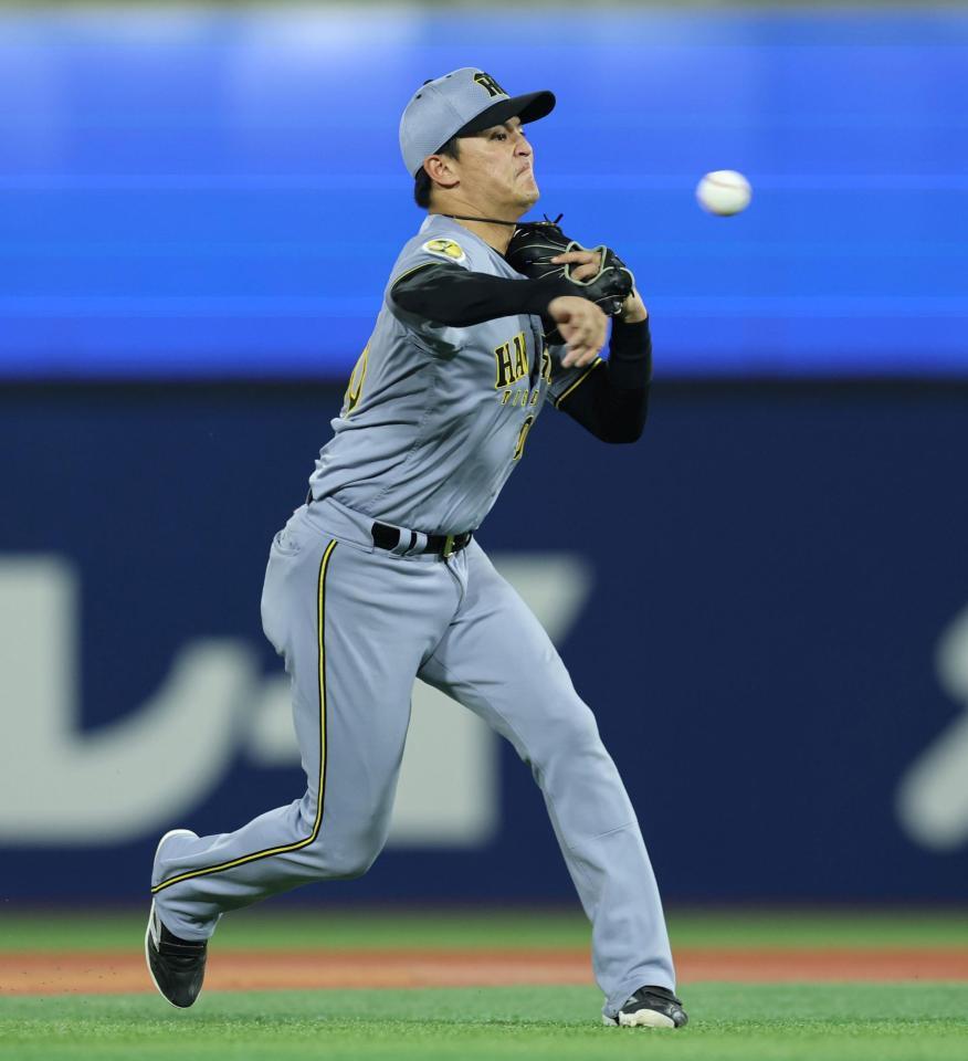 ８回、元山は松尾の打球を本塁へ送球する（撮影・山口登）