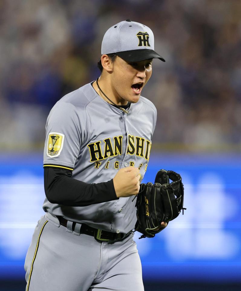 ６回、元山は併殺を決めガッツポーズでベンチに戻る（撮影・山口登）