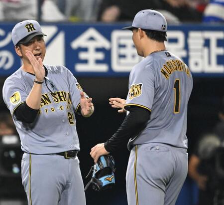 ９回、勝利して森下（右）とタッチを交わす藤川監督（撮影・堀内翔）
