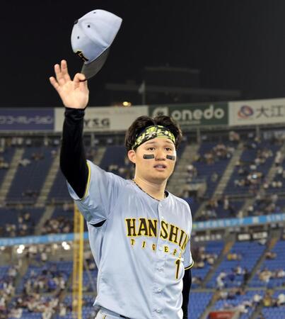 ヒーローインタビューを終え、ファンの声援に応える阪神・森下翔太＝横浜スタジアム（撮影・山口登）