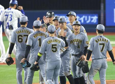 　ＤｅＮＡに勝利し、ナインとタッチを交わす佐藤輝（中央）＝撮影・西岡正