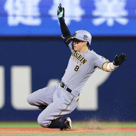 　６回、右翼線に二塁打を放ち滑り込む佐藤輝（撮影・山口登）