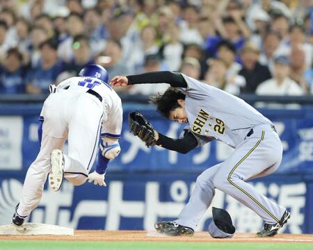 　４回、打者走者の勝又と交錯する高橋（撮影・山口登）
