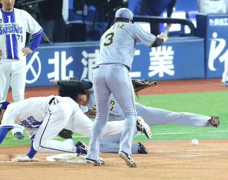 　４回、高橋（左）ＤｅＮＡ・勝又が接触（撮影・西岡正）