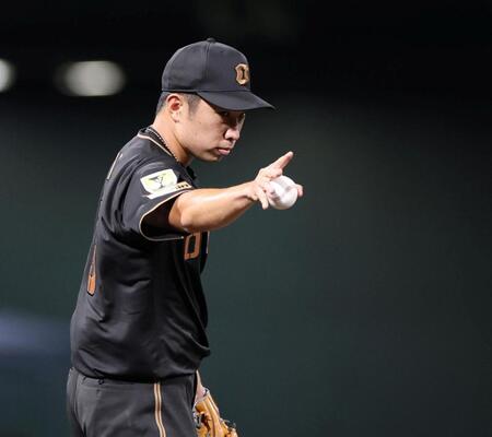 ４回、一塁手の百崎に指示を出す石井（撮影・中田匡峻）