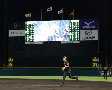 ４回、マウンドに向かう阪神・石井大智＝日鉄鋼板ＳＧＬスタジアム尼崎（撮影・中田匡峻）