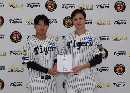 大竹（右）と島田（球団提供）