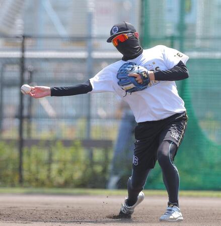 守備練習をする西勇（撮影・西田忠信）