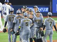 　ＤｅＮＡに勝利し、ナインとタッチを交わす佐藤輝（中央）＝撮影・西岡正