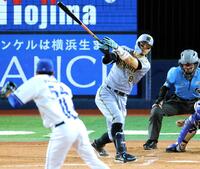 　３回、右翼線に二塁打を放つ佐藤輝（撮影・西岡正）