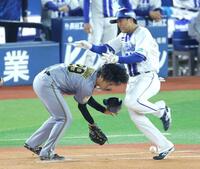　４回、高橋（左）ＤｅＮＡ・勝又が接触（撮影・西岡正）