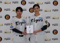 大竹（右）と島田（球団提供）