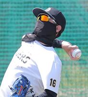 キャッチボールで調整する西勇（撮影・西田忠信）