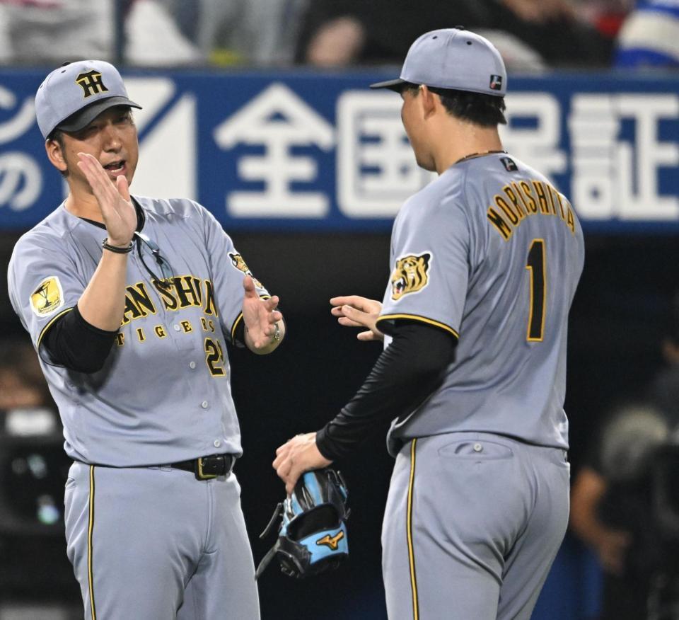 ９回、勝利して森下（右）とタッチを交わす藤川監督（撮影・堀内翔）