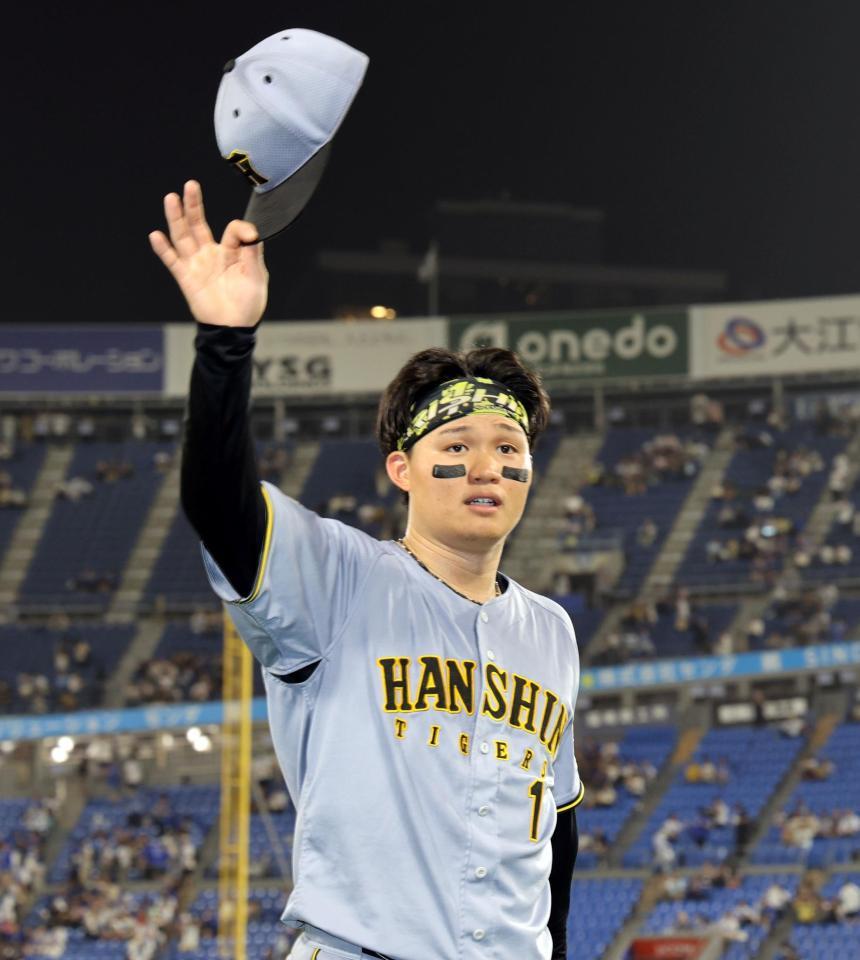 ヒーローインタビューを終え、ファンの声援に応える阪神・森下翔太＝横浜スタジアム（撮影・山口登）