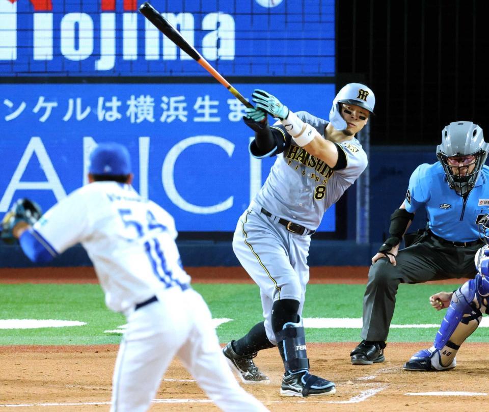 　３回、右翼線に二塁打を放つ佐藤輝（撮影・西岡正）