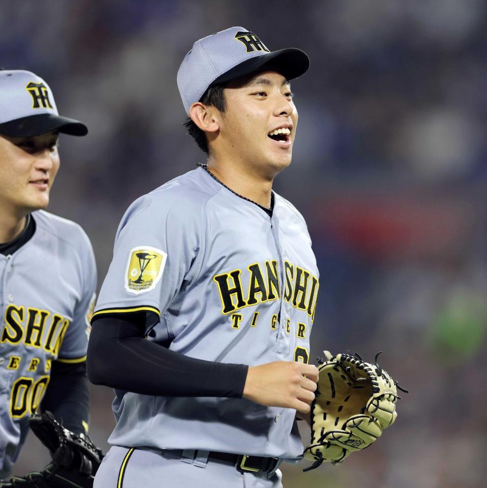 　７回、無失点に抑え、笑顔でベンチに戻る神宮（撮影・山口登）