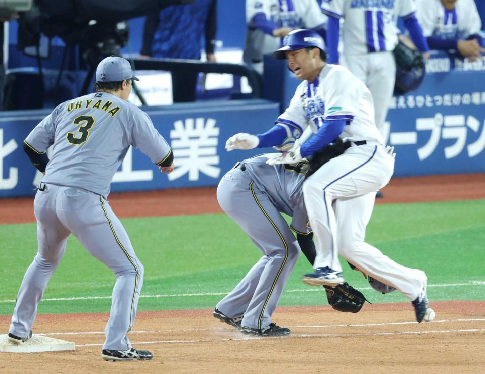 　４回、高橋（左）ＤｅＮＡ・勝又が接触（撮影・西岡正）