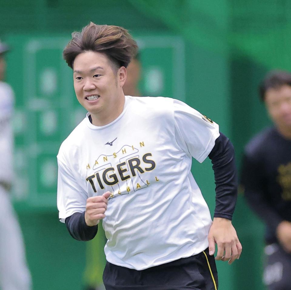 ウオーミングアップをする西勇（撮影・西田忠信）