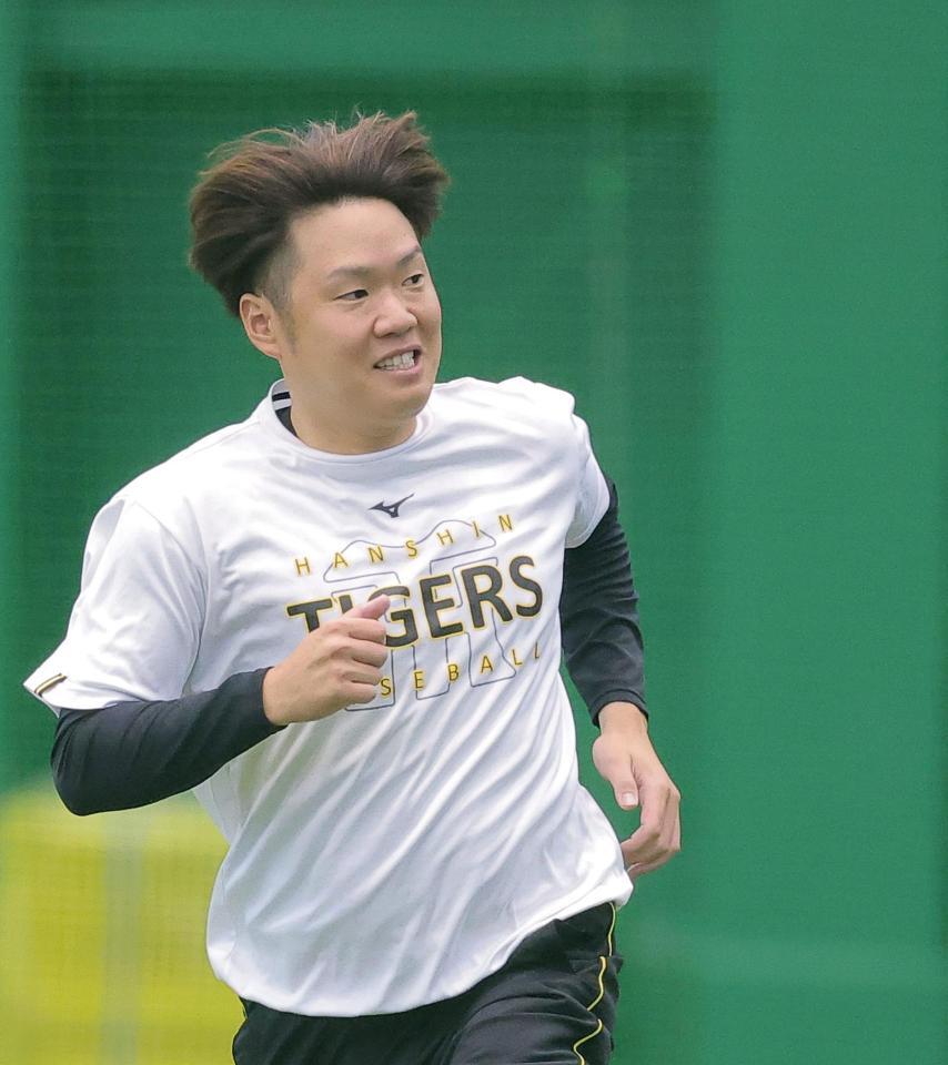 ウオーミングアップをする西勇（撮影・西田忠信）